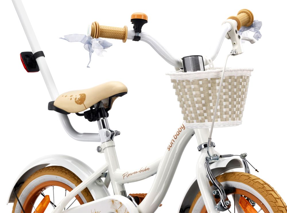 Cesta delantera y timbre en la bicicleta infantil