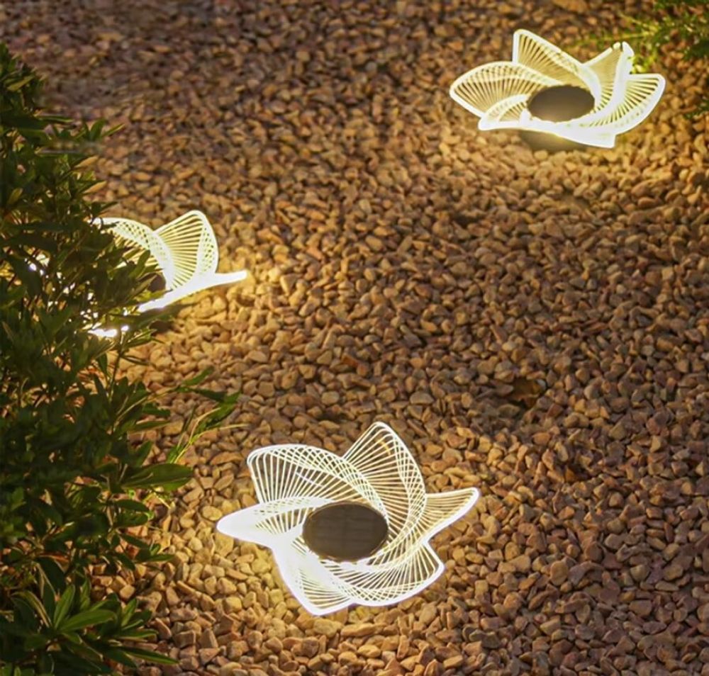 Gartenbeleuchtung, einfache Erdspießmontage, leuchtende Blumen im Kies.