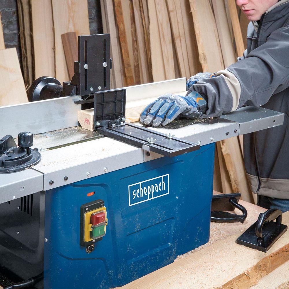 Das Bild zeigt eine Person bei der Arbeit mit der Holzfräse.
