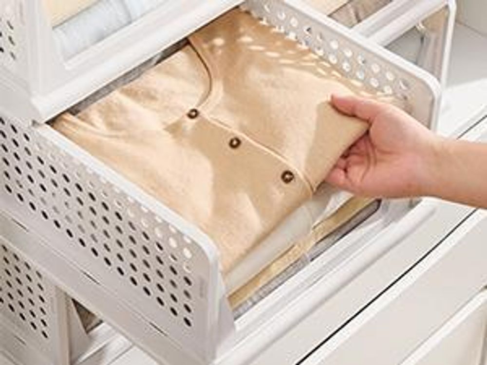 SONGMICS Schrank-Organizer klappbar, Kleiderschrank-Organizer stapelbar, ausziehbarer Korb 4er Set, Aufbewahrung und Organisation, Kunststoff