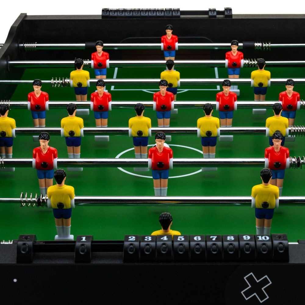 Nahaufnahme der Spielerfiguren auf dem Tischkicker