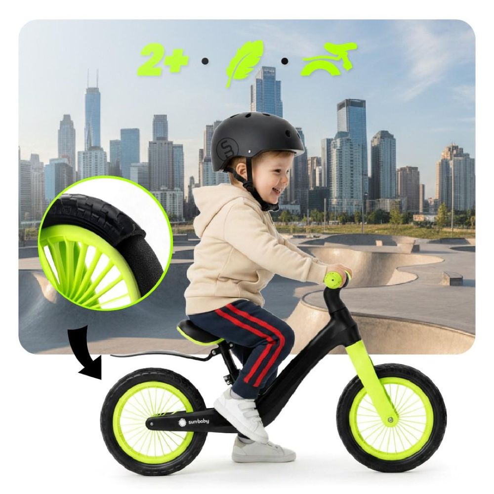 Detalle de la rueda y guardabarros de la bicicleta Sun Baby Sport mientras un niño la utiliza.