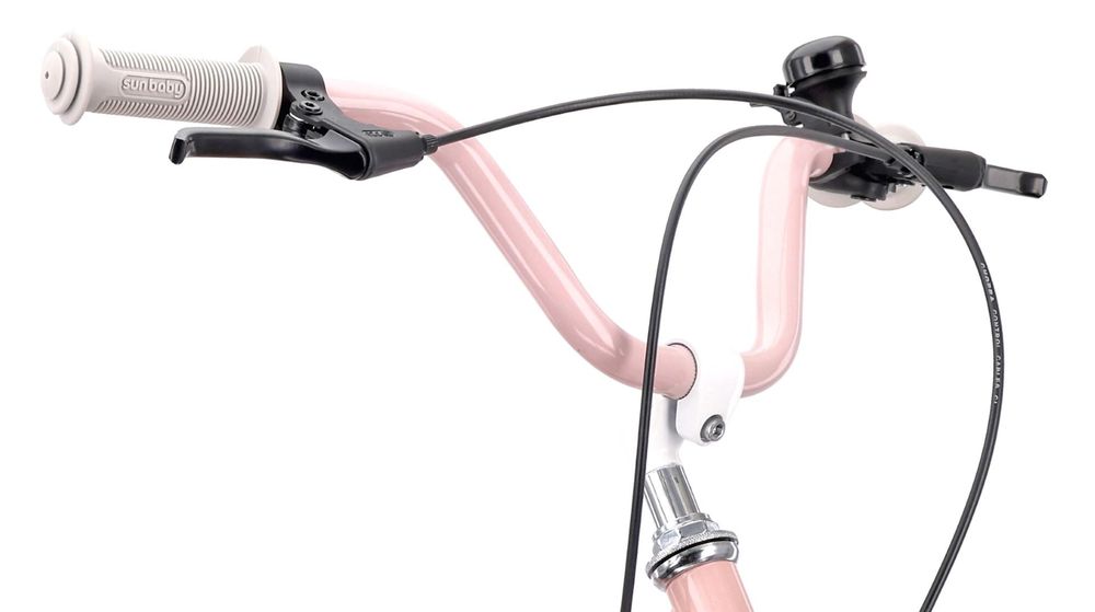 Manillar con campana, frenos y detalles de seguridad de la bicicleta infantil.