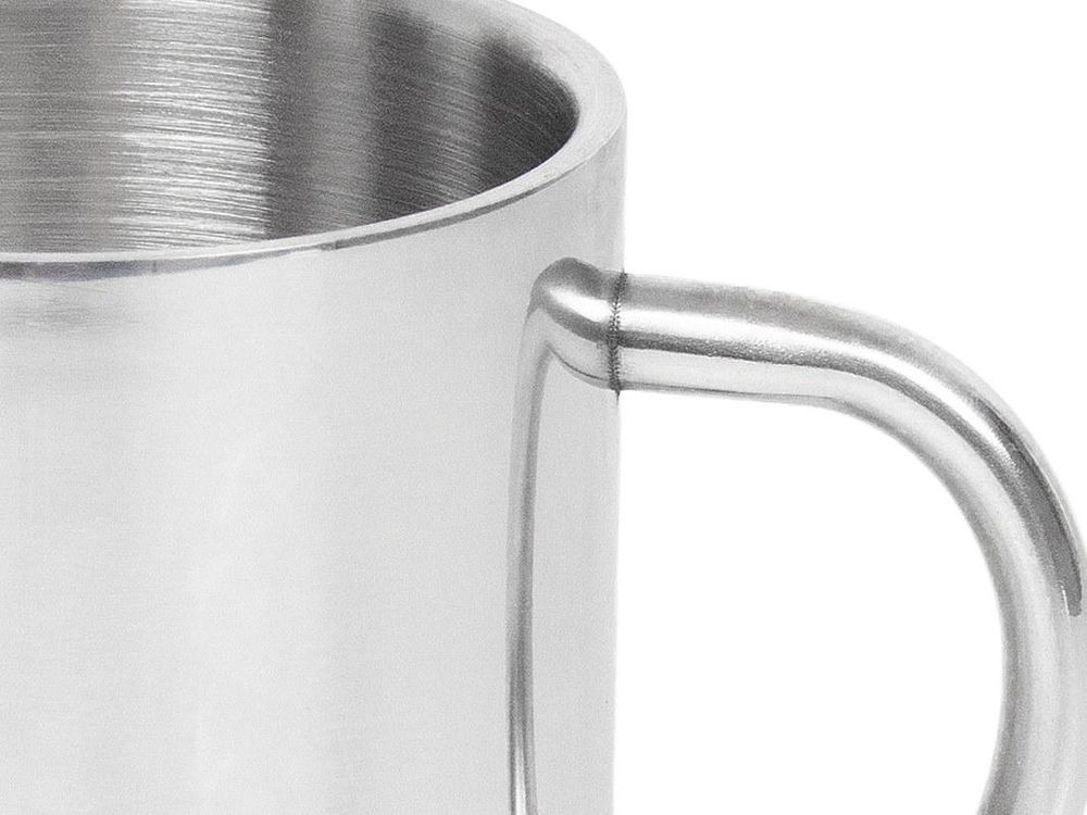 Griff und Rand einer Edelstahltasse in der Nahansicht