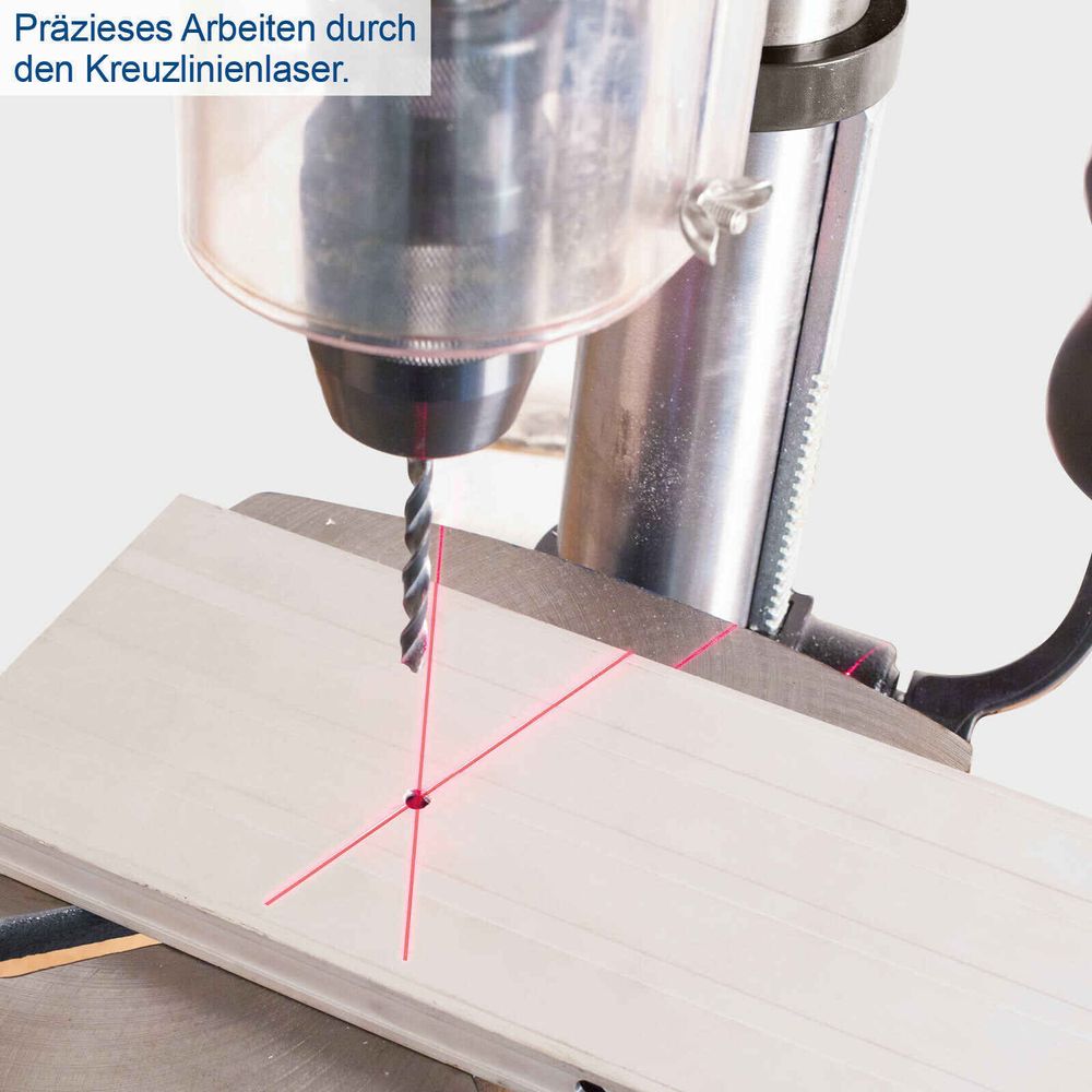 Das Bild zeigt den Laser, wie er einen exakten Punkt auf einem Brett markiert.
