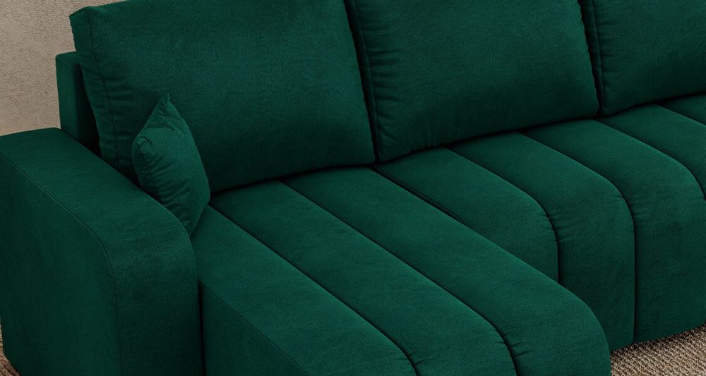 Zoomen Sie auf die Sitzfläche des Ecksofas. Sofa in grünem Samtstoff