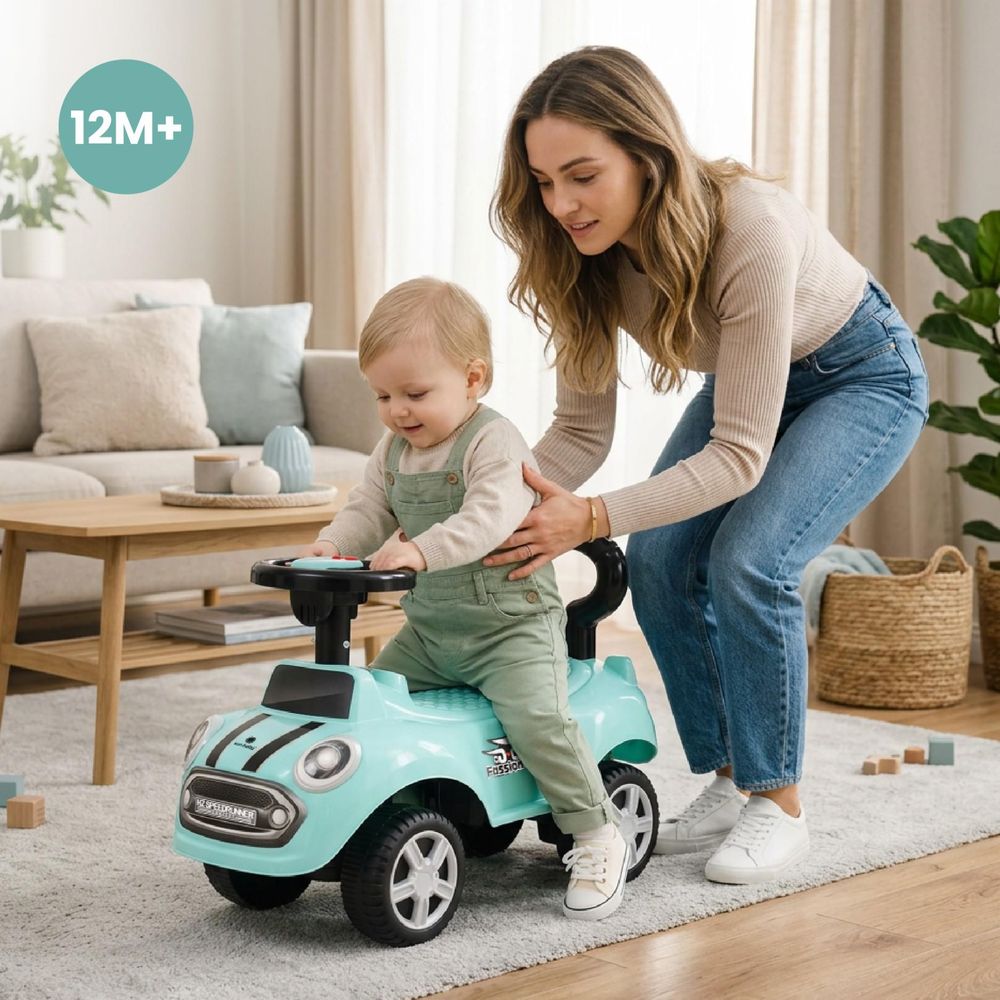 Ouder helpt kind met lopen op de Sun Baby loopauto in huis.
