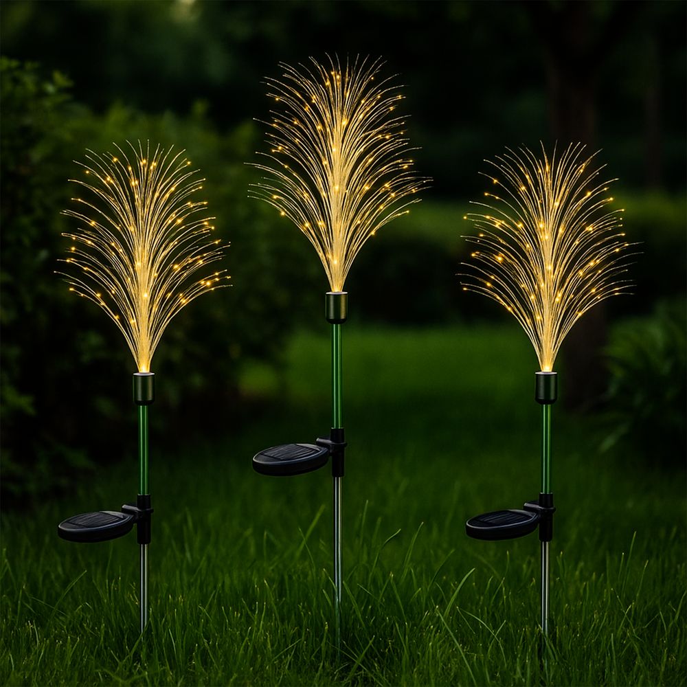 Helle Lichtakzente von Pusteblumen-Lampen schmücken den Rasen und schaffen eine charmante Stimmung.