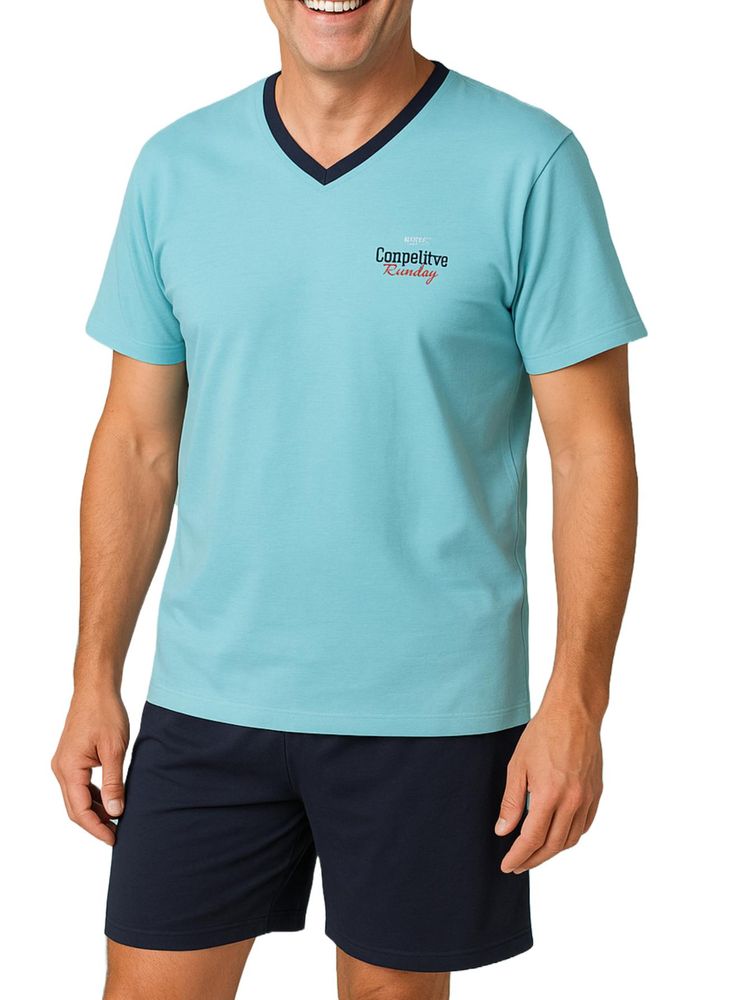 Mann trägt einen kurzen hellblauen Herrenschlafanzug mit V-Ausschnitt und dunkelblauer kurzer Hose.