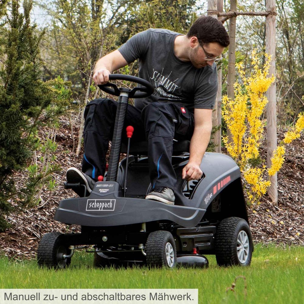 Das Bild zeigt eine Person beim Arbeiten mit dem Aufsitzrasenmäher.