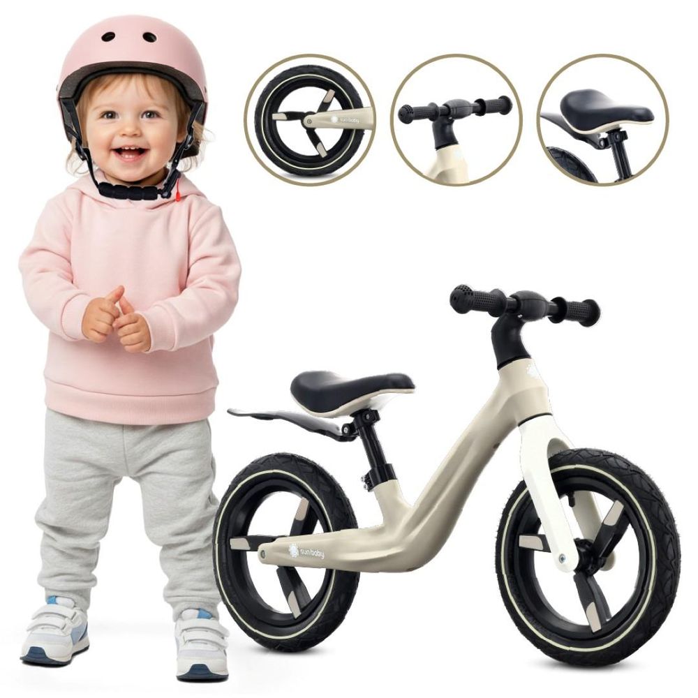 Dziecko w kasku stojące obok rowerka biegowego Sun Baby SPORT 12".