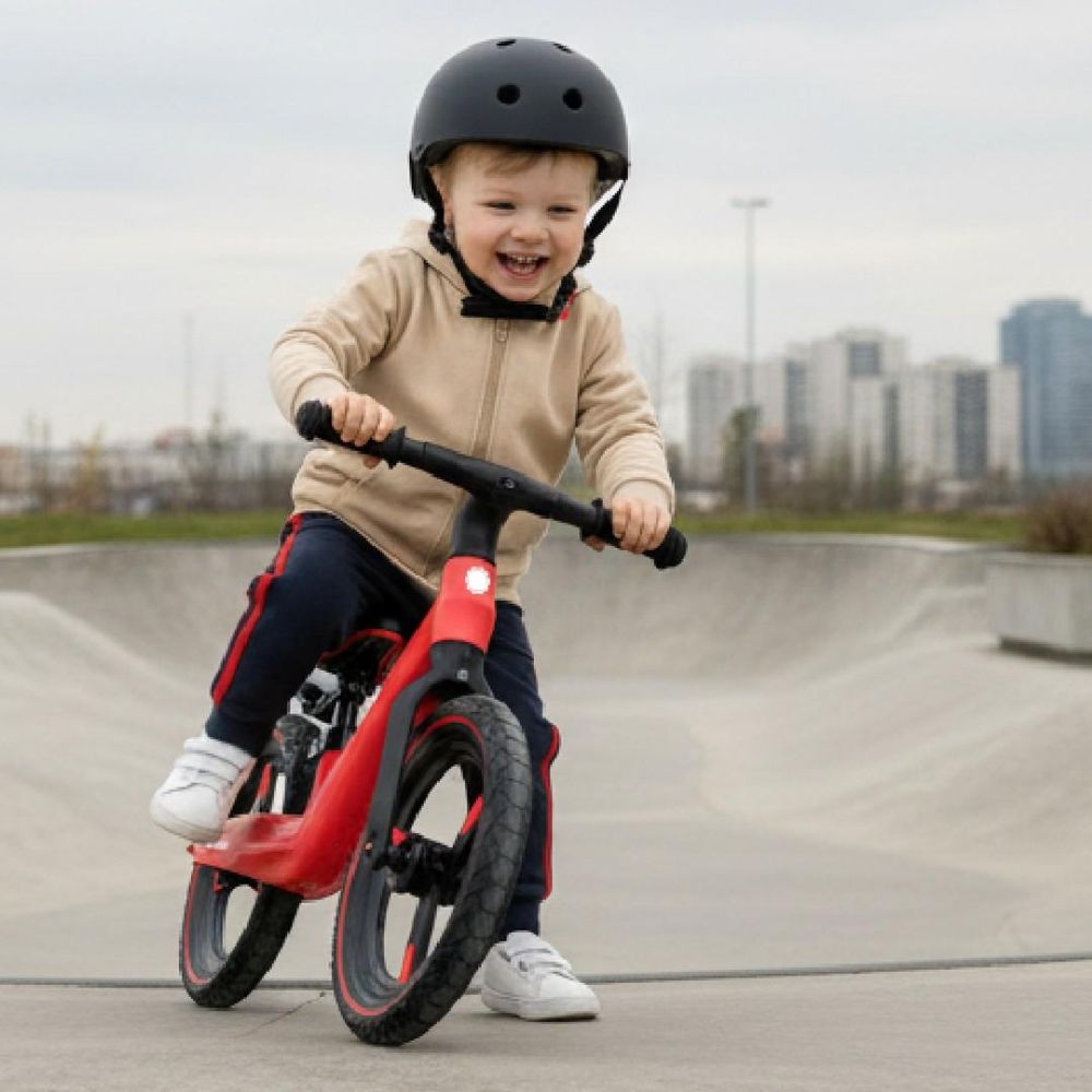 Dieťa jazdí na odrážadle Sun Baby SPORT 12" v skateparku.
