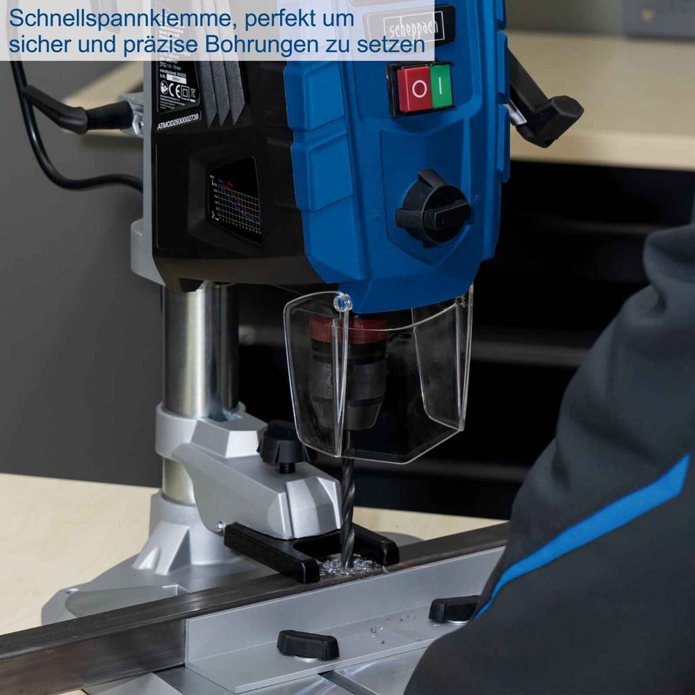 Das Bild zeigt den Laser, wie er einen exakten Punkt auf einem Werkstück markiert.