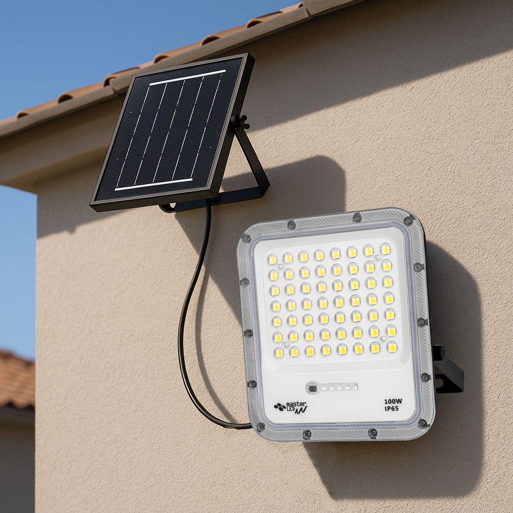 Heller LED-Flutlicht beleuchtet den Eingang einer Holzscheune mit Solarpanel.