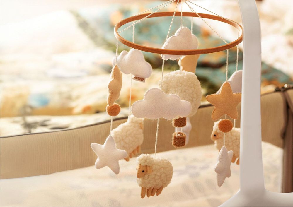 Neno Nelu Baby Mobile für Kinderbett aus Filz mit Holzring und weichen Anhängern