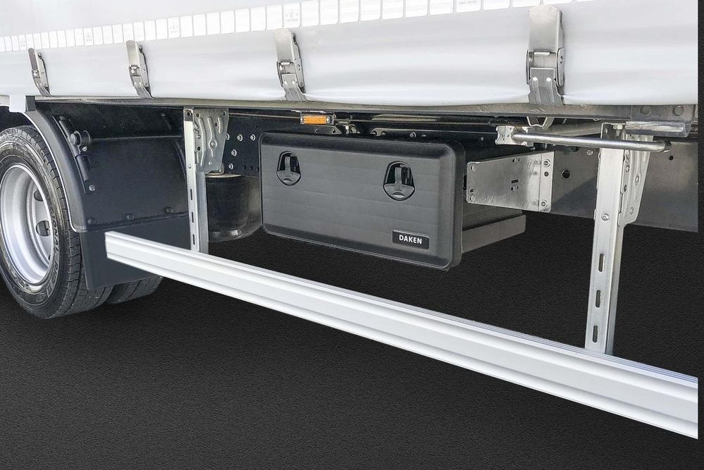 Sada nářadí DAKEN JUST 81109, 900 × 367 × 300 mm, úložný box o objemu 58 l pro nákladní automobily, přívěsy a návěsy, odolný proti nárazům, vodotěsný