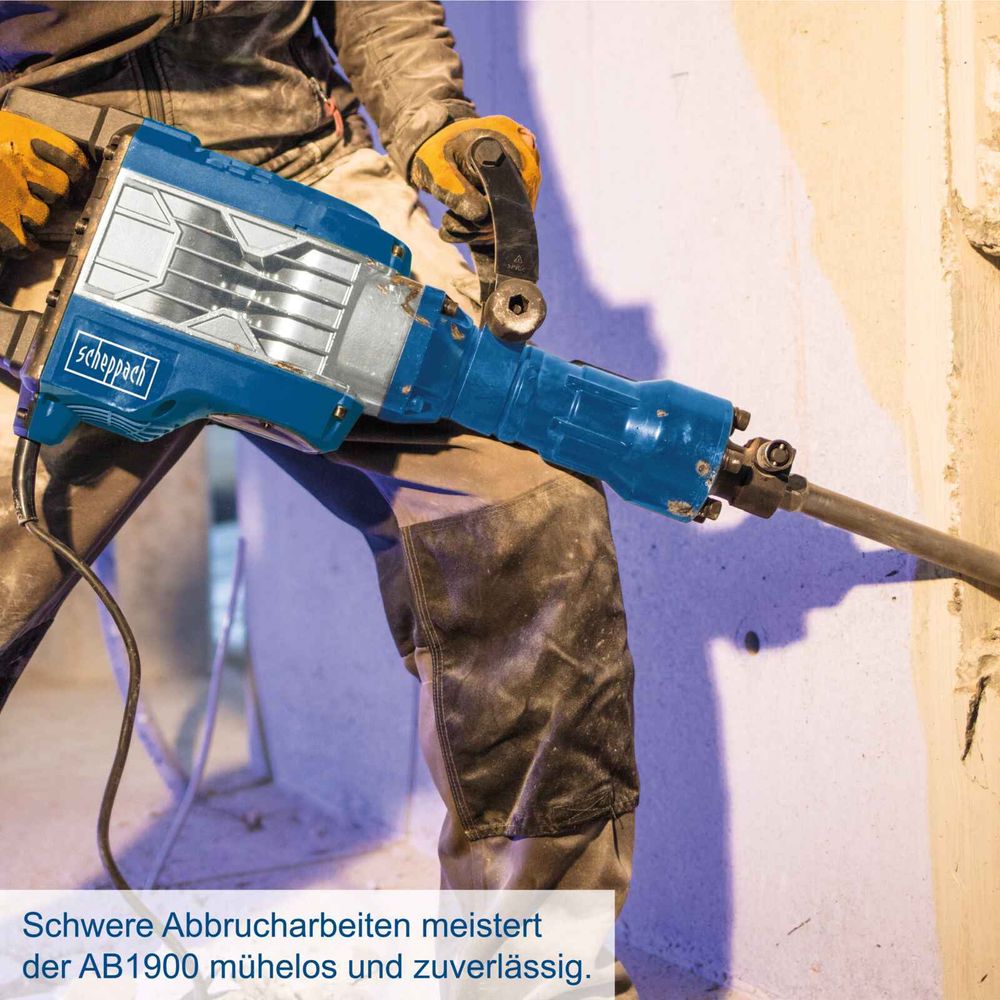 Das Bild zeigt einen Mann mit dem Abbruchhammer AB1900, der eine Wand bearbeitet.