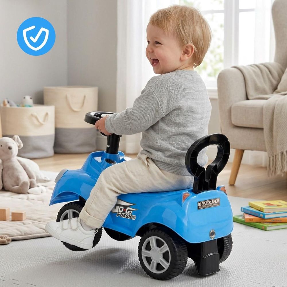 Kind fährt rückwärts auf dem Rutschauto, Kippschutz sichtbar