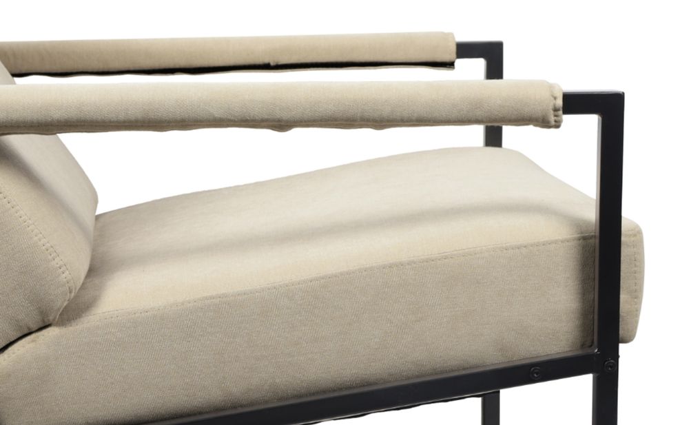 Das Bild zeigt die Sitzfläche und Armlehnen eines beigen Loungesessels von der Seite