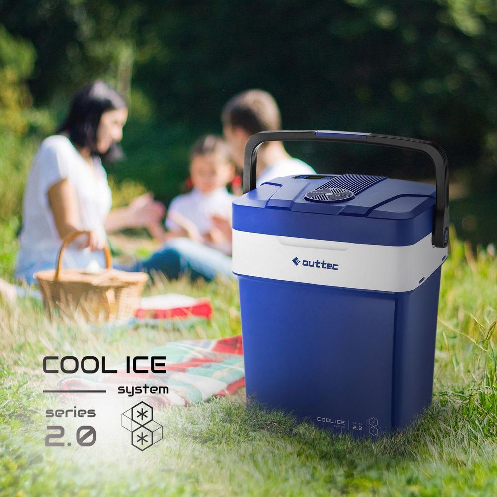 Outtec Kühlbox COOL ICE System 2.0 auf einer grünen Wiese mit Familie