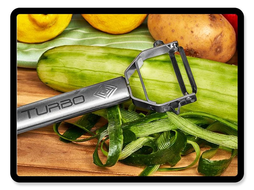 Turbo Schäler, der die Schale einer Gurke hauchdünn schält