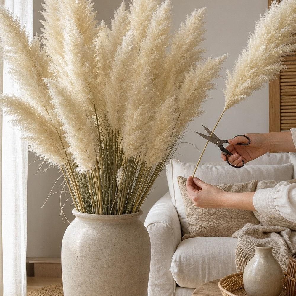 Getrocknete Pampasgras-Wedel als Boho-Deko in Bodenvase im Wohnzimmer