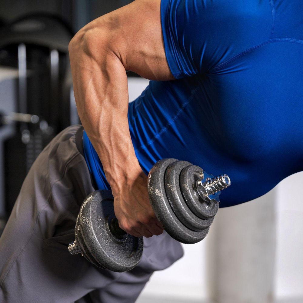 Nahaufnahme eines muskulösen Arms beim Training mit einer schweren Kurzhantel