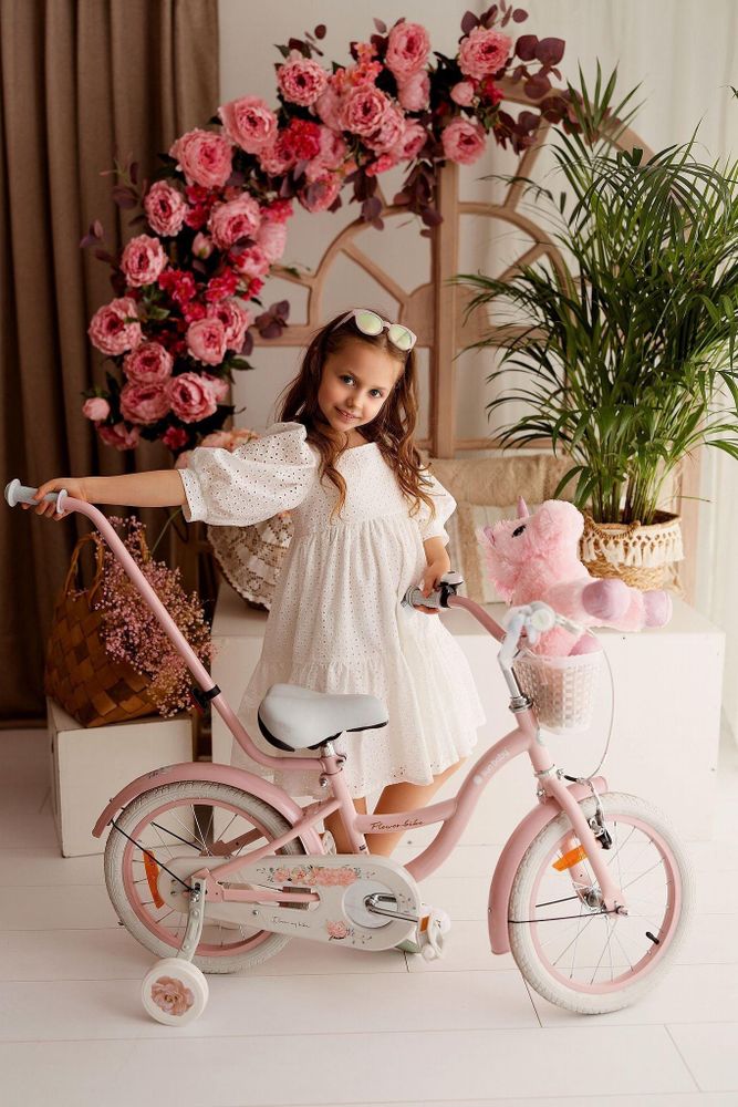 Bicicleta infantil SUN BABY con ruedines y barra de empuje en ambiente decorado