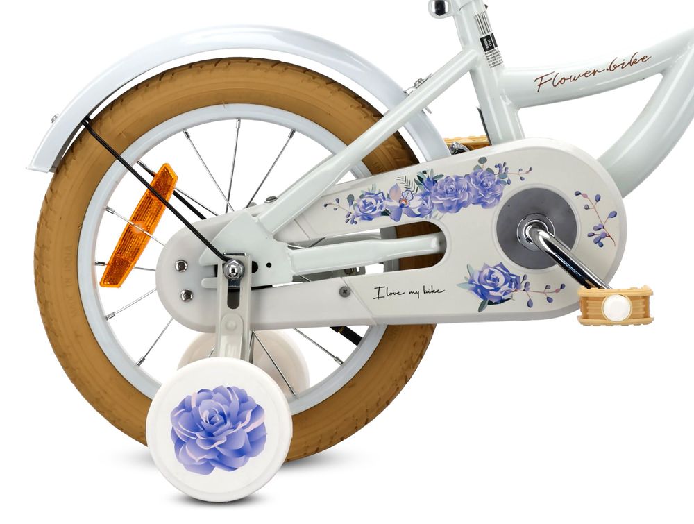 Detalle de la rueda trasera y decoración floral en la bicicleta