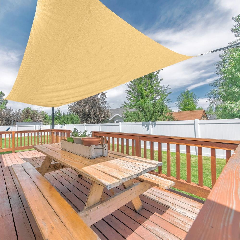 Rechteckiges Sonnensegel über der Terrasse im Garten an einem sonnigen Tag