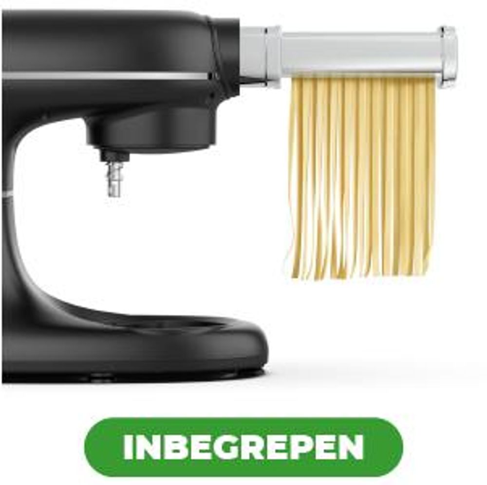 con accesorio para pasta, que extruye espaguetis frescos. El cuerpo de la batidora es parcialmente visible, concéntrese en la máquina de hacer pasta metálica y en las hebras doradas