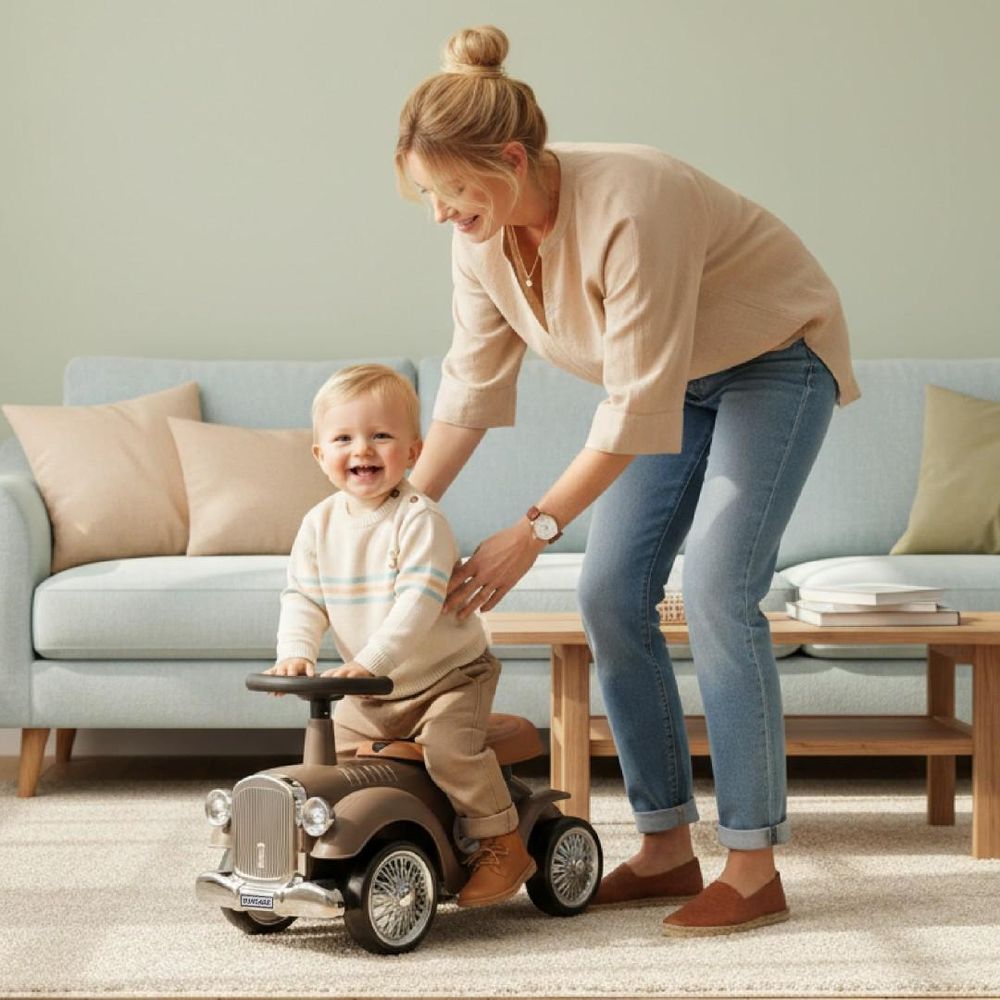 Madre ayudando a su hijo mientras usa el correpasillos SUN BABY en casa.