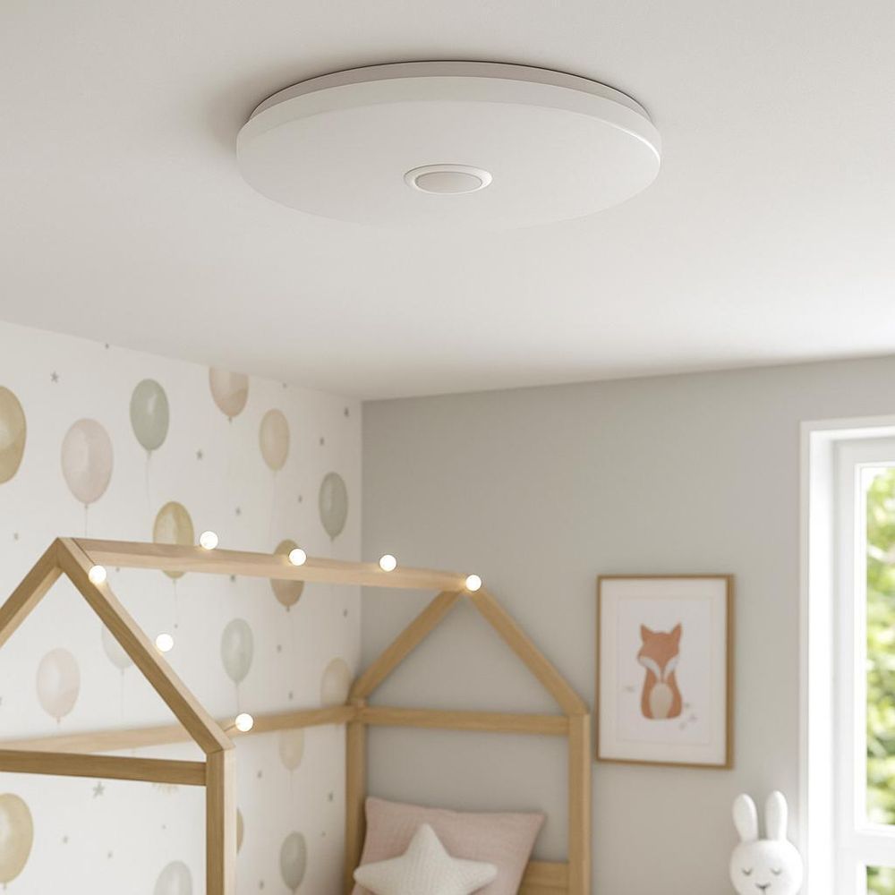 LED-Deckenleuchte mit integriertem Lautsprecher in einem freundlich eingerichteten Kinderzimmer.