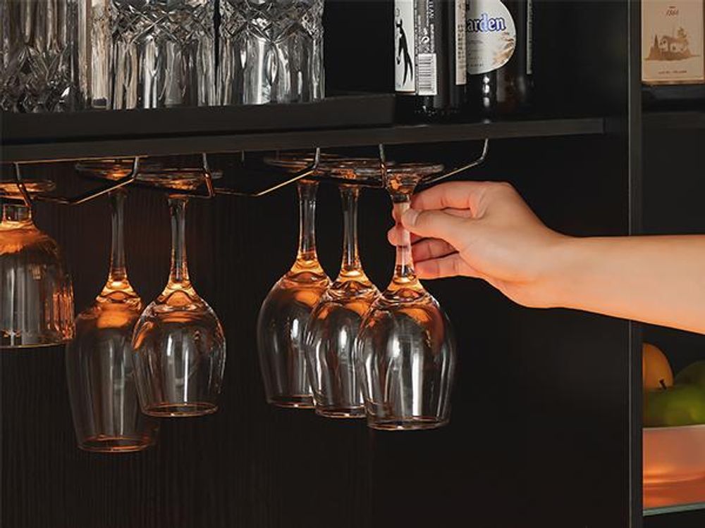 VASAGLE Weinschrank mit Beleuchtung, Sideboard mit LED, Küchenschrank für Weinflaschen, Barschrank mit Weinglashalter, geriffelte Glastür