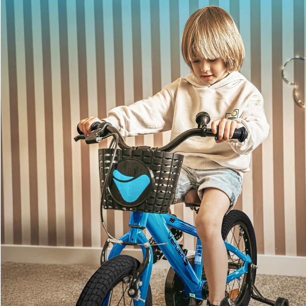 Niño sentado en la bicicleta con cesta delantera visible