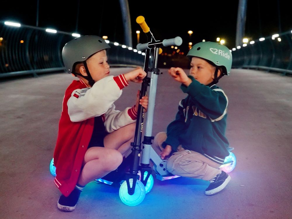 LUMI RIDE Kinder Roller Kinderscooter zweiradscooter mit LED Räder, Hinterbremsen, Höhenverstellbare, bis 50kg belastbar, klappbar blau Sun Baby