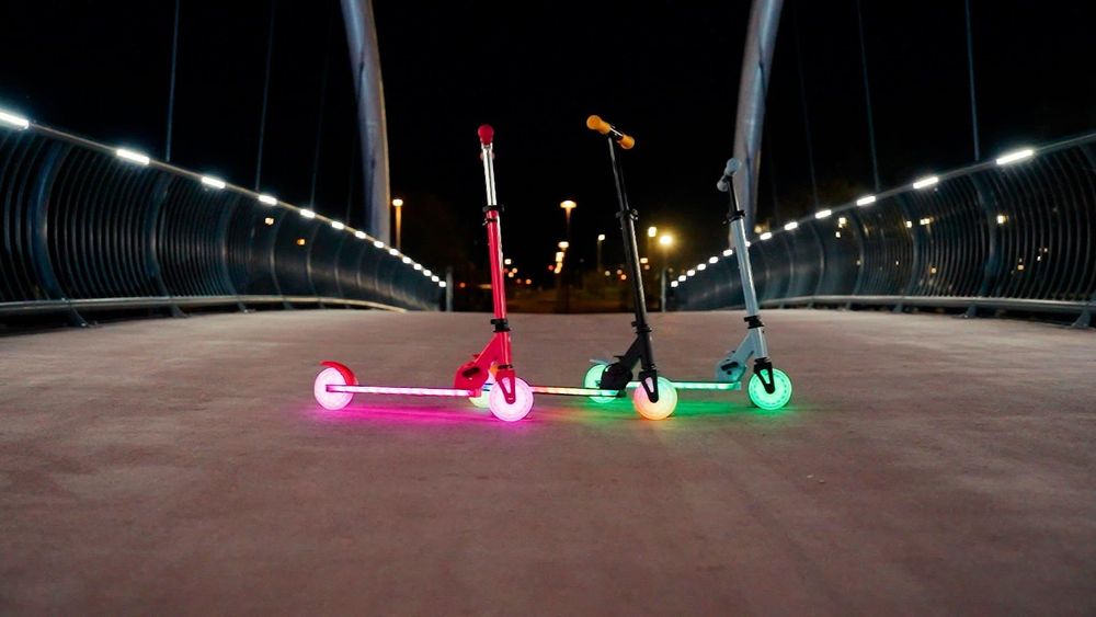 Drie steps met gekleurde LED-verlichting op een brug in het donker.
