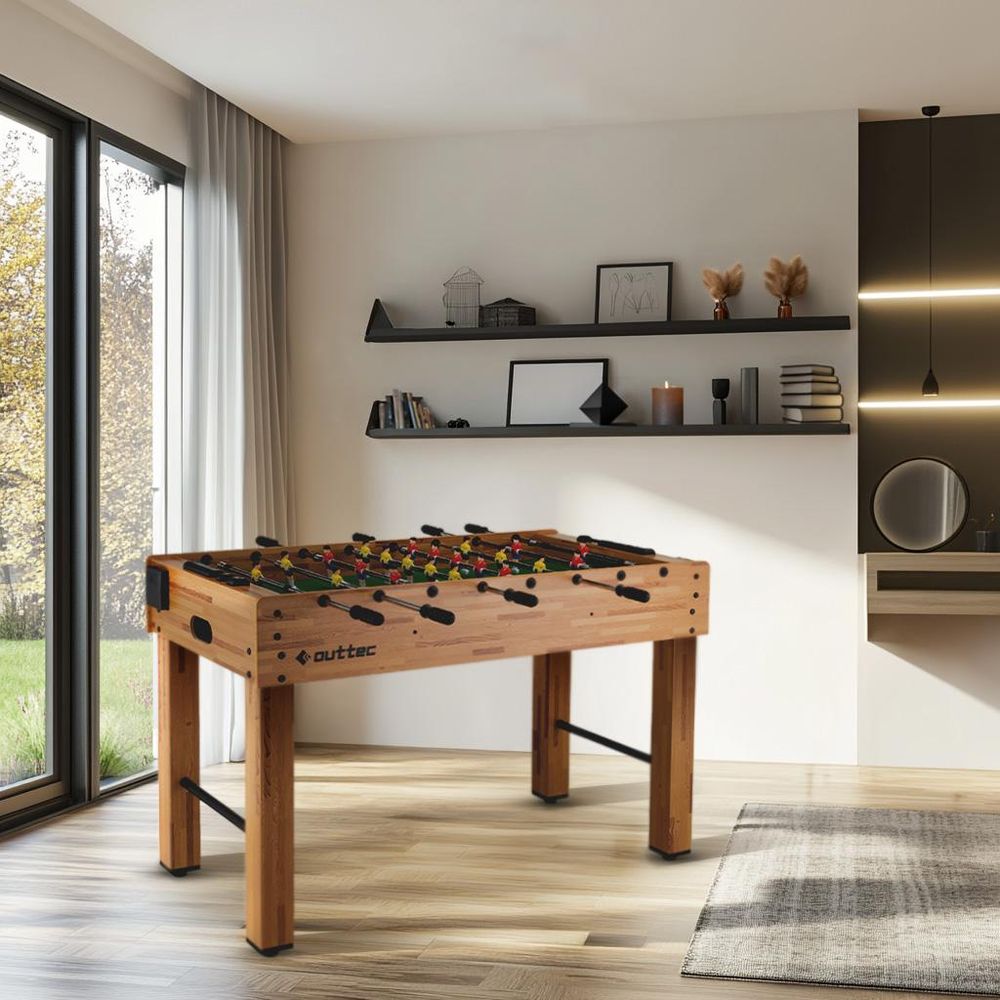 Foosballtisch mit Holzrahmen (outtec) in einem hellen, modern eingerichteten Raum