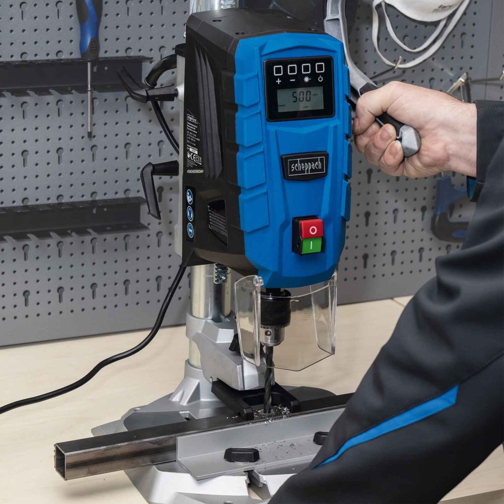 Das Bild zeigt den Laser, wie er einen exakten Punkt auf einem Werkstück markiert.