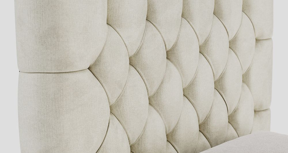Vergrößern Sie das Kopfteil des Boxspringbettes, das Foto zeigt beige Stoff