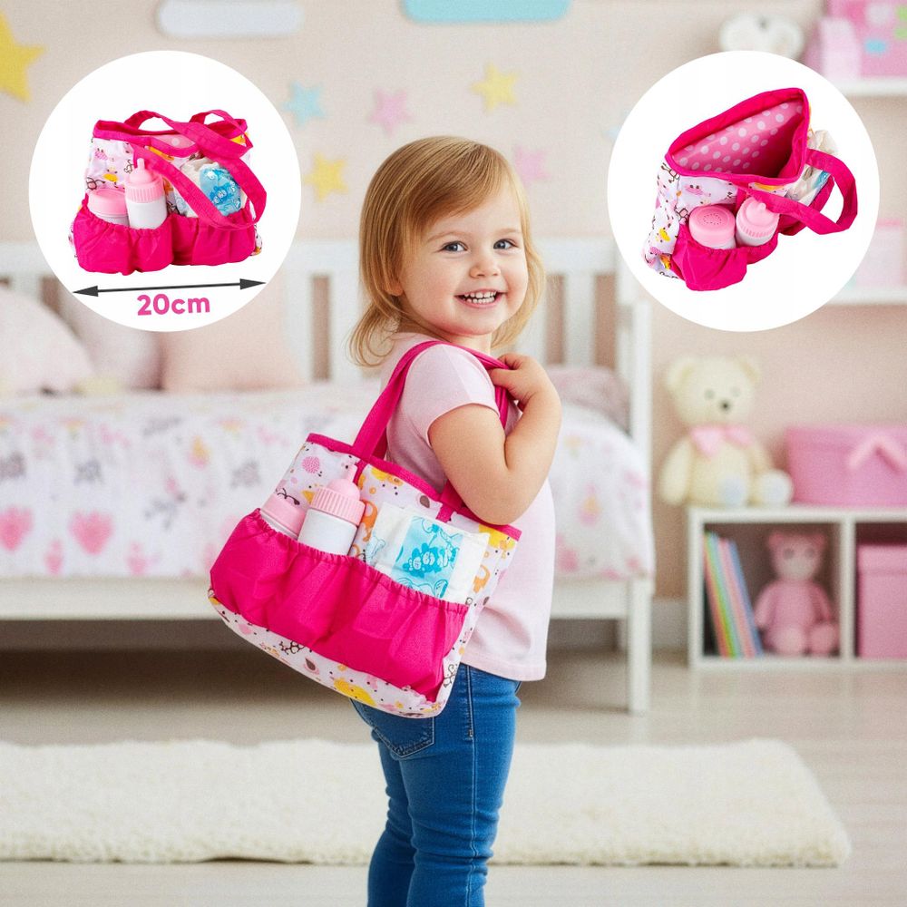 Kinder spielt mit Puppenpflegeset