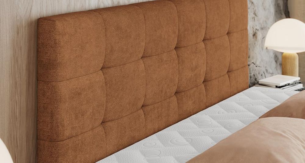 Vergrößern Sie das Kopfteil des Boxspringbettes, das Foto zeigt orange Stoff