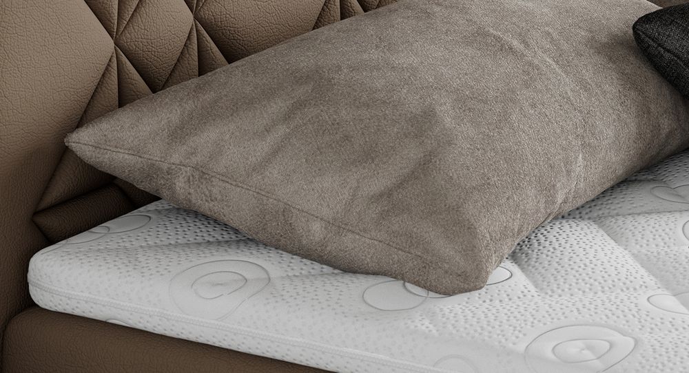 Gestepptes Kopfteil eines braun Bettes. Eine Topper-Matratze liegt auf dem Bett