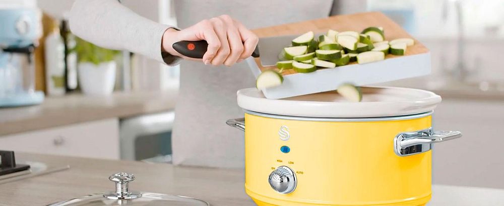 SWAN SF17031YELNEU Retro Slow Cooker 6,5L, Antihaft-Keramisches PFOA- und PTFE-freies, Vintage Gelb