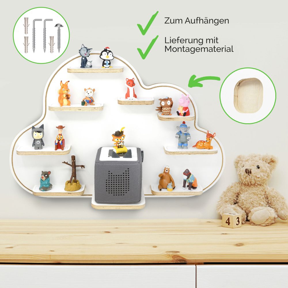 Das Regal ist an einer Wand über einer Holzkommode mit einem Teddybär und Holzbausteinen montiert.