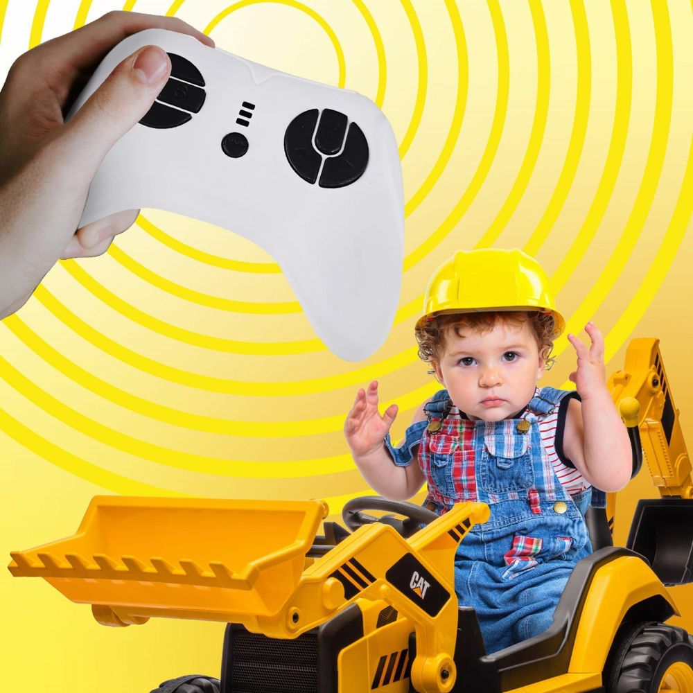 Hand hält Fernbedienung, Kind sitzt im CAT Gigant Kinder Elektroauto