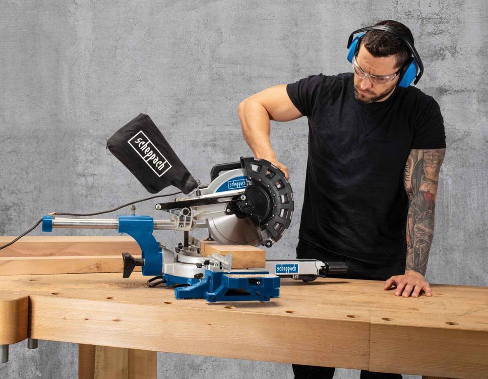Das Bild zeigt eine Person bei der Arbeit mit der Kappzugsäge von Scheppach.
