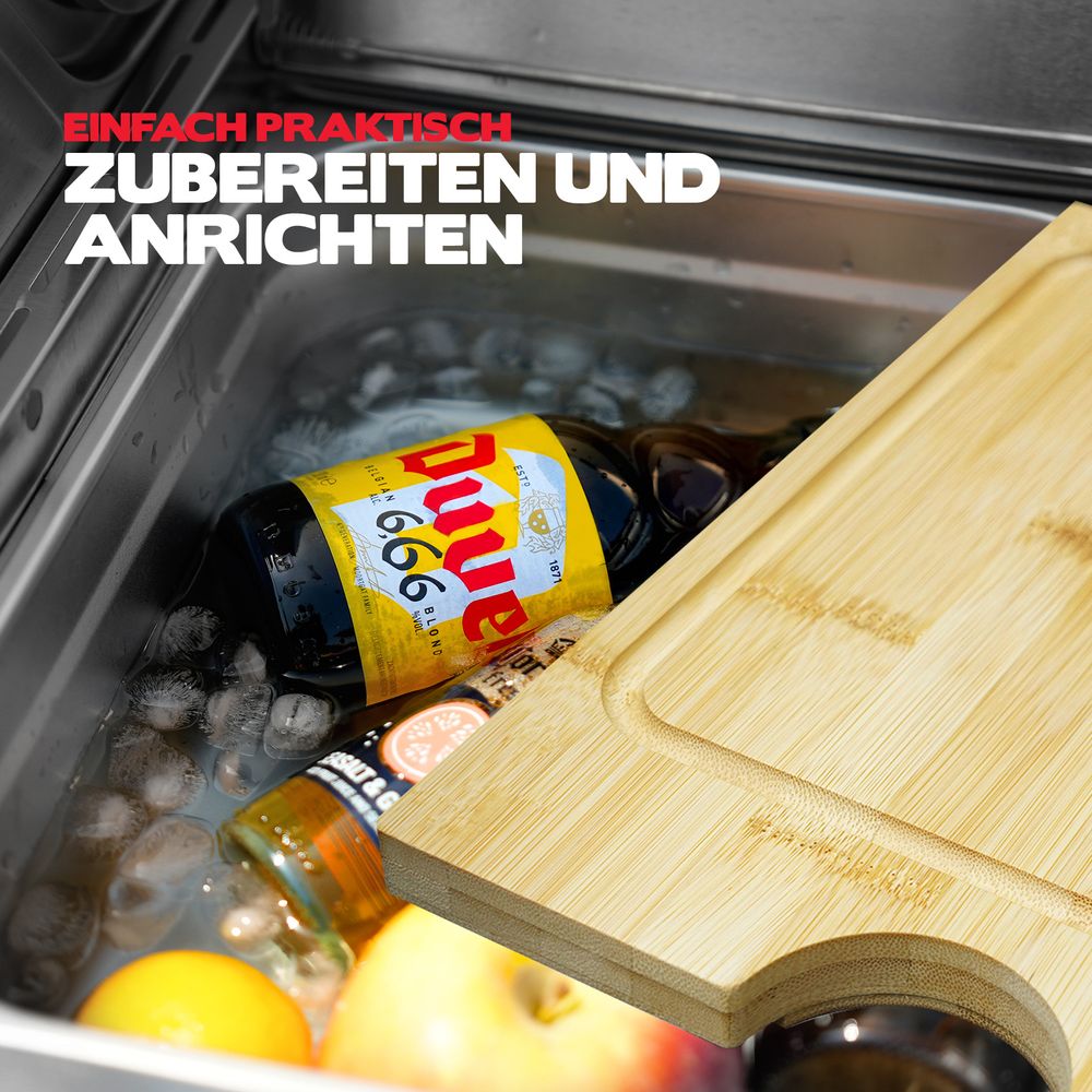 Bambusschneidebrett, darunter eine Auffangwanne, in der Getränke in Eiswasser gekühlt werden