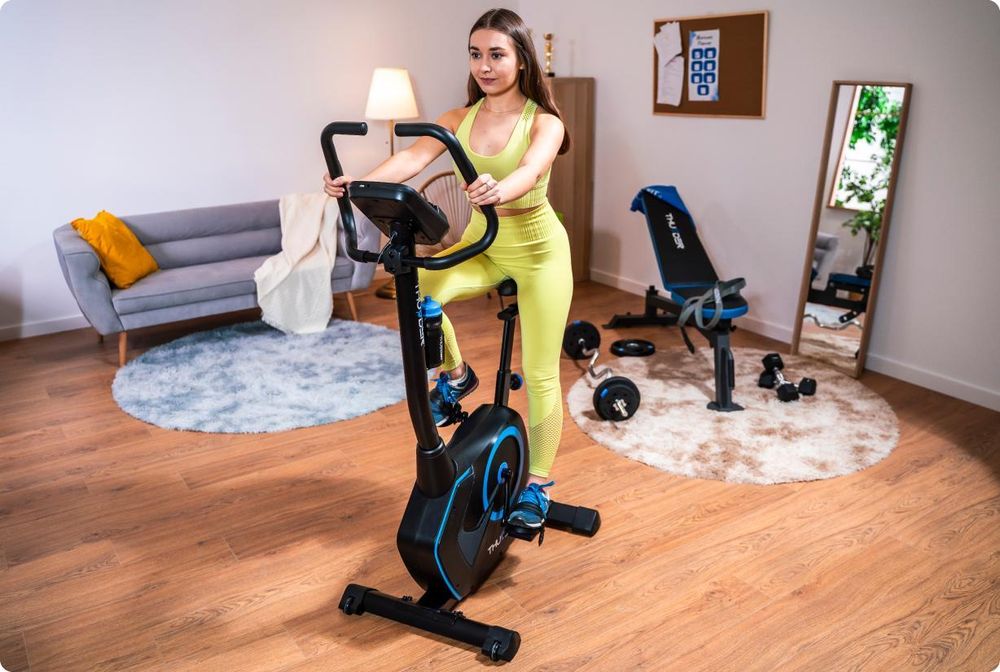 THUNDER TRIX Vélo d'Appartement Électromagnétique 32 Niveaux de Résistance jusqu'à 150 kg Bluetooth Fitness