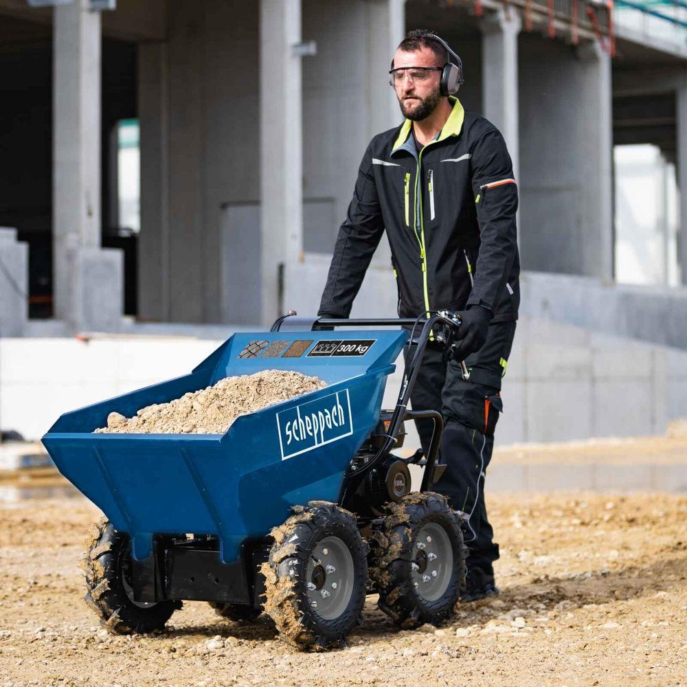 Das Bild zeigt den Dumper bei dem Transport von Kies.